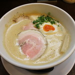 ラーメン家 みつ葉 - 豚CHIKIしょうゆラーメン(800円、斜め上から)