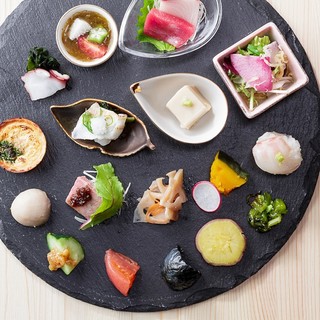 Lunch "Sakusai Gozen" with a variety of small quantities of sea delicacies and mountain blessings