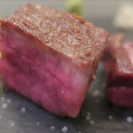 あもん ヨコ - 炉釜焼き塊肉ステーキ　ズームアップ