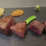 あもん ヨコ - 炉釜焼き塊肉ステーキ　ズームアップ