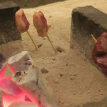 あもん ヨコ - 串焼き調理中