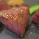 あもん ヨコ - 炉釜焼き塊肉ステーキ　ズームアップ