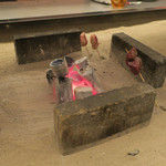 あもん ヨコ - 串焼き調理中