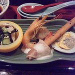 倭 - クラッカーに生ハム巻いたものや、わかめの酢の物かな、ささみが入っていたような・・・。あまり印象がないです。