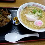 なつ旨ラーメンの牛筋丼セット