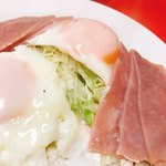 武井食堂 - ハムエッグ  ハムが3枚×2、卵の下にはキャベツが…