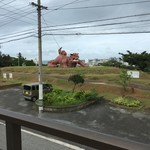 ニンギン商店 - カフェの前のカママ嶺公園