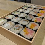 天史朗鮨 - お土産　おまかせ細巻き（右から、トロたく、イカ塩辛、釜揚げシラスと鰹節、カニカマと胡瓜のサラダ）