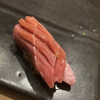 不動前 すし 岩澤 - 大間産の中トロ。酸味が絶妙。烏賊を食べてるのかなぁ？それとも鰯かなぁ？