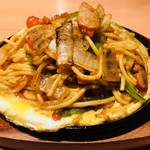 まるさ水産 - 鉄板は小さかったけど
      メニュー見て想像してた量より
      かなり山盛りでした。
      特に具が多かった。
      ケチャップ味は弱く、オシャレな香辛料の味付けでした。