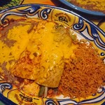 Plaza Bonita - (2018年10月　訪問)Combo#1 ＄15.50。ベースはエンチラーダをチョイス。具は薄切りビーフとベジタブルの2種を選択。エンチラーダは特に野菜の方が美味しかったです。そして添え付けのフライドビーンズがかなり好み。お代わりしたい程♪