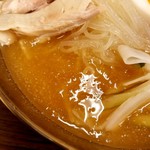 味のエンペラー - 冷麺スープは白いのに辛い