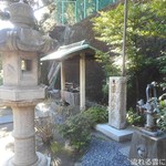 Hiraishi Shouten - 灯籠の向こうは公園