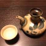 95770894 - カラカラからお猪口に注いで、まずはそのままで