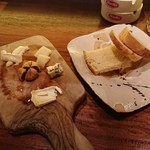 Taverna BARBA - チーズ盛り合わせにフォカッチャ！