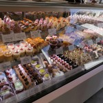 ラ・ローズ・ジャポネ - ケーキショーケース全景