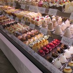 ラ・ローズ・ジャポネ - ケーキショーケース全景