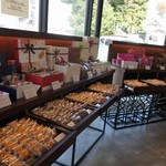 ラ・ローズ・ジャポネ - 焼菓子棚全景