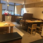 水炊き とよみつ  - パーテーションと暖簾で仕切られた半個室タイプ４名テーブル