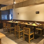 水炊き とよみつ  - パーテーションを外してレイアウト変更可能。最大１０名様まで※こちらレイアウトは、のれん下ろせませんので半個室仕様にはなりません。