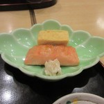 Washoku Ya Hiko - メインのおかずは鮭と玉子焼き、それに粕漬がセットになってました。