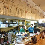 さえ丸おじさんの店 - カウンター席にはサイン色紙がいっぱい