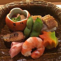 日本橋笈川 - 車海老、子持ち鮎、茶まめ、鱧寿司、紅葉負 小さな器には甘く炊いたあん肝と柘榴