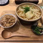 うどんdining KONA×MIZU×SHIO - 日替わりうどんセット 胡麻豆腐の天ぷらうどん 大盛り 鶏そぼろご飯 大盛り ¥850