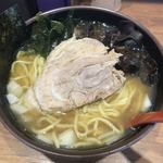 イレブンフーズ 源流 - ラーメン大盛り890円、脂多め