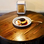 ジェラテリア アクオリーナ - プリン（580円）税込　ヘーゼルナッツのジェラート添え（+200円）税込　食後にミルクジェラート小玉追加（+100円）税込　合計（880円）税込