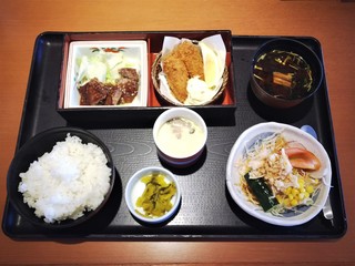 Washokusato - 牛ロースステーキとかきフライ定食