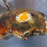 お好み焼き ロンちゃん - 真ん中に半熟(殆ど生の)玉子の黄身が トローっと