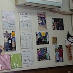 お好み焼き ロンちゃん - 店内に、取材の写真・サインが