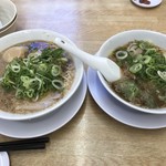 来来亭 - 左がラーメン(並)・右がラーメン(小)