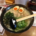 ラーメン工房　はっぴ - とりそば(¥860)大盛(+¥120)半熟煮卵(+¥120)
      計¥1,100
      値段はちょっと高めだが、味の良さに納得！
      生姜のきいたスープの味わいは絶品である。