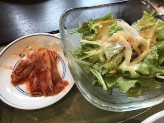 Shichirin Sumibiyakiniku Gyuu Gyuu - サラダとキムチ