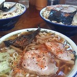 ケンちゃんラーメン - 小盛り中華そば唐辛子掛け。( *´艸｀)