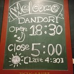 Dandori - だんどり入り口の営業時間の看板。