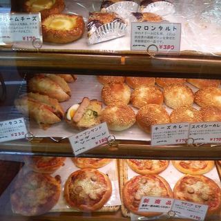 h Pando Gaden - 三鷹南口"パンド・ガーデン"店内ショーケースのの惣菜パンなど