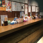 信州おさけ村 - 店内カウンター。荷物も置けてゆったり飲めますね