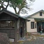喜楽荘 - 左の建物が順番待ちのための小屋