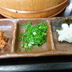 喜楽荘 - やくみ三種で一番右は辛味大根のおろし。そばつゆにいれます❗