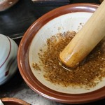 喜楽荘 - すりおろしたくるみにそばつゆを入れます❗