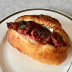 Pane Ho Maretta - 焼きりんご×紅茶鴨×ゴルゴンゾーラのドッグ ￥330+税