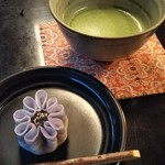 鶴屋吉信 - 季節の生菓子（しののめ菊）とお抹茶 1188円 税別