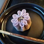 鶴屋吉信 - 季節の生菓子 しののめ菊 焼皮製 つぶ餡