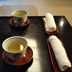 鶴屋吉信 - 先に出されるお茶も美味しい