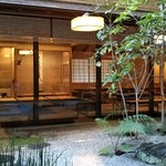 鶴屋吉信 - お庭を囲んでお席があります