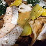 酒肴ほたる - 鮭と秋野菜の朴葉味噌バター