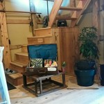 長尾と珈琲 - 店内の一部（図書館の本も置いてあります）